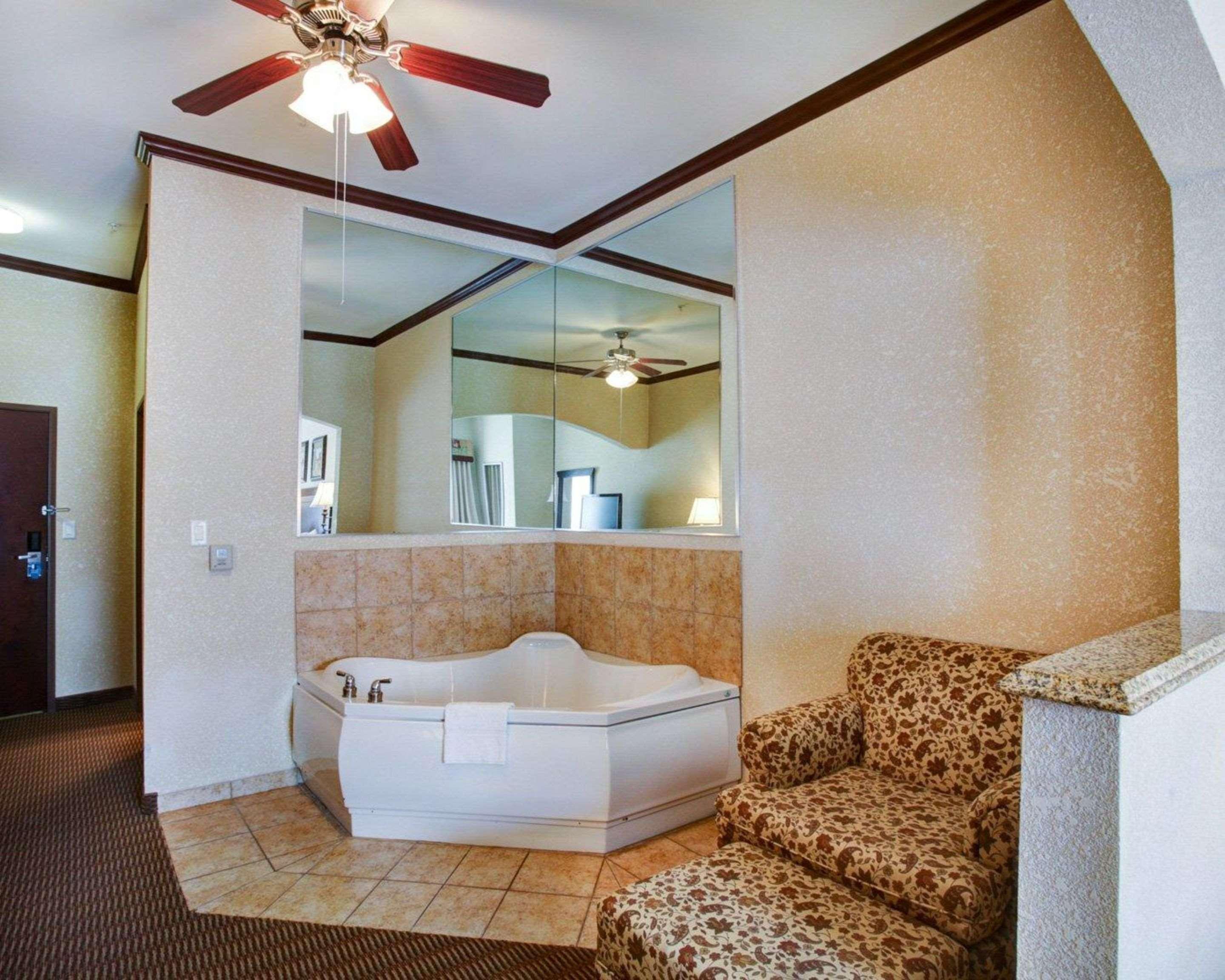Comfort Suites University Drive College Station Exterior photo